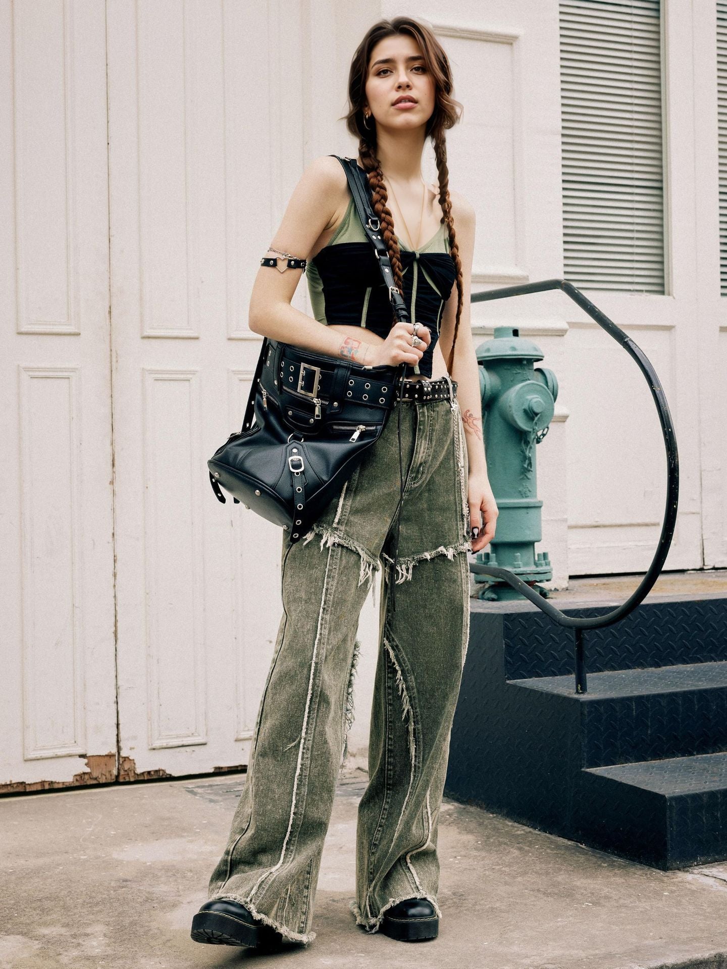 Jeans con pannelli a bordo grezzo