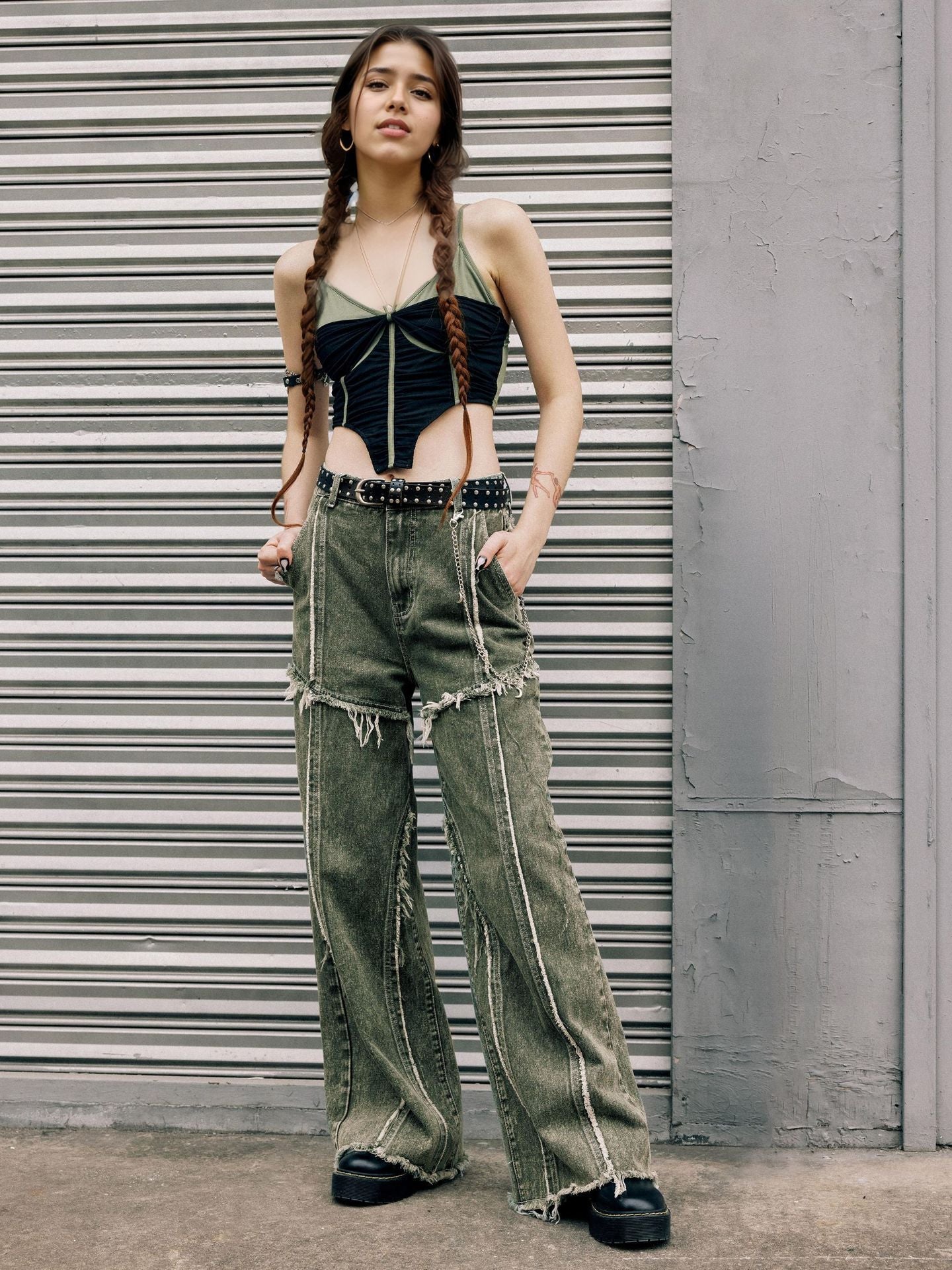 Jeans con pannelli a bordo grezzo