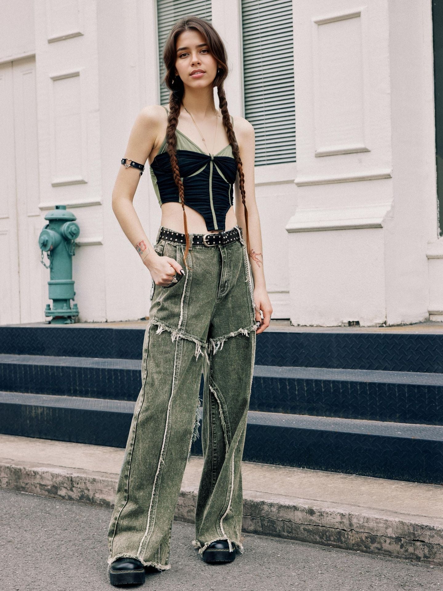 Jeans con pannelli a bordo grezzo