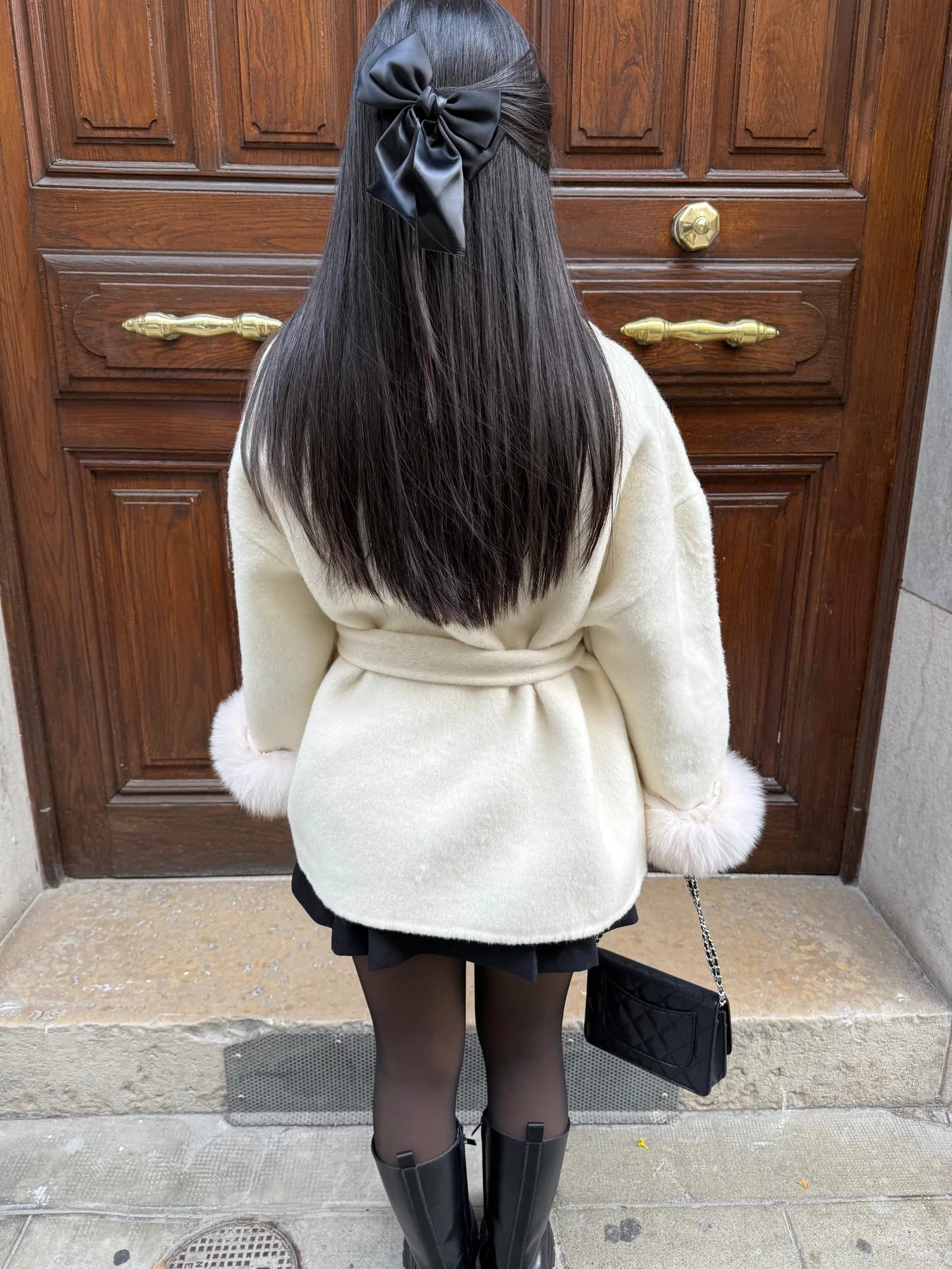 Elegant wool coat for women, with faux fur belt and cuffs