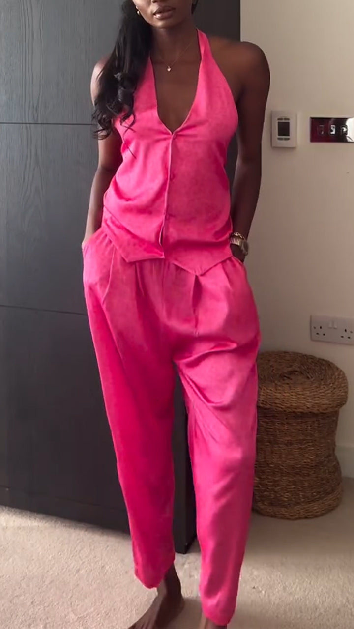 Completo casual da donna con top e pantaloni con laccetto al collo