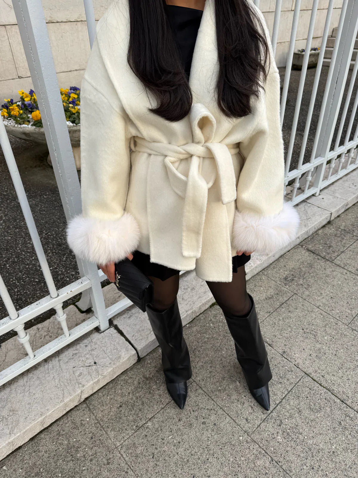 Elegant wool coat for women, with faux fur belt and cuffs